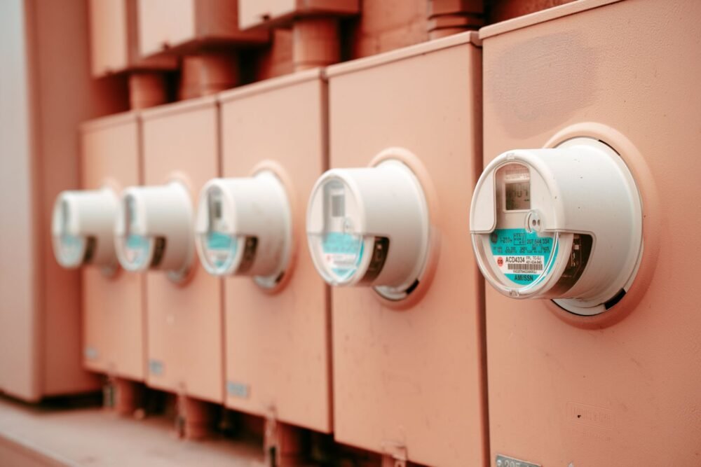 Išmanieji elektros skaitikliai daugiabučiame, naudojami valandiniam elektros energijos apskaitos tarifui.